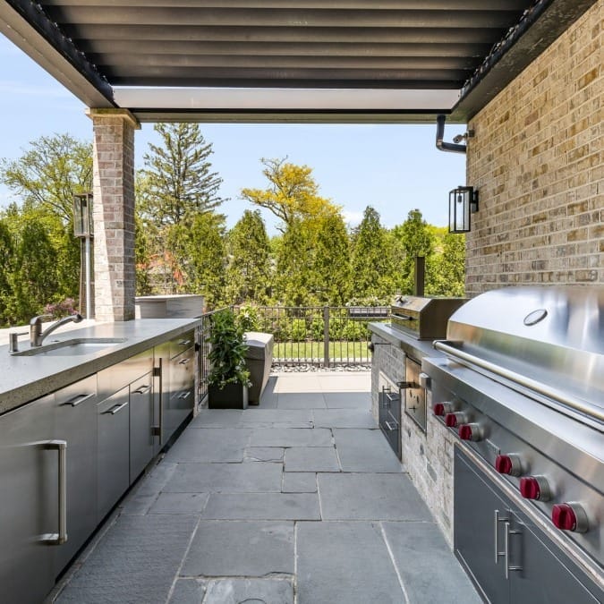 Outdoor Kitchen with Built-In Appliances